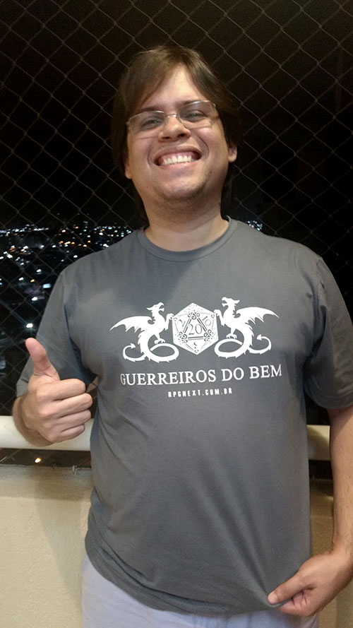 Felipe Oliveira com a Camiseta Guerreiros do Bem