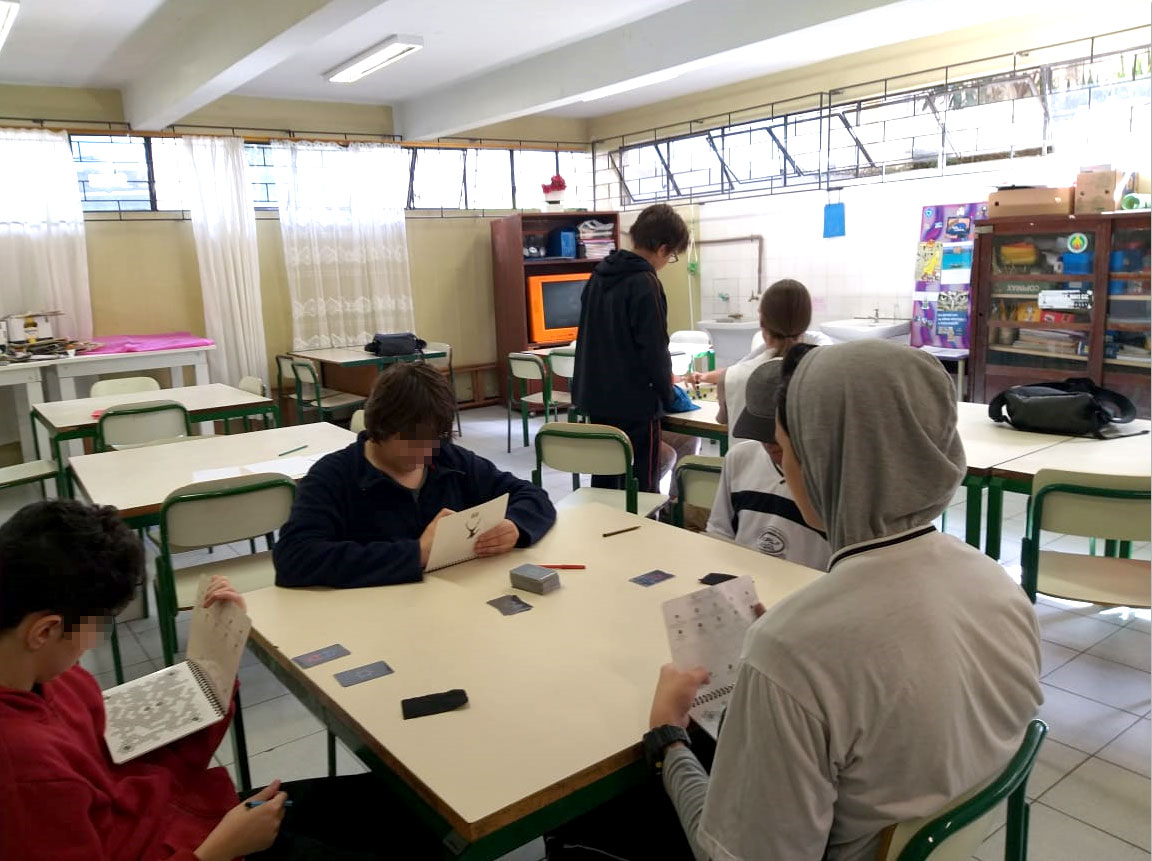 Jovens jogando Boardgame