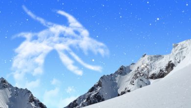 Cabeçalho do texto, há montanhas com neve e nuvens no formato do pescoço de um dragão